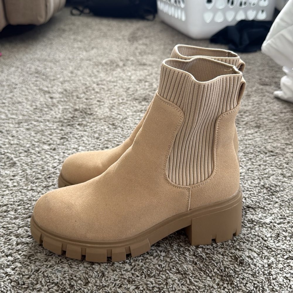 Nude Lug Sole Chelsea Boots